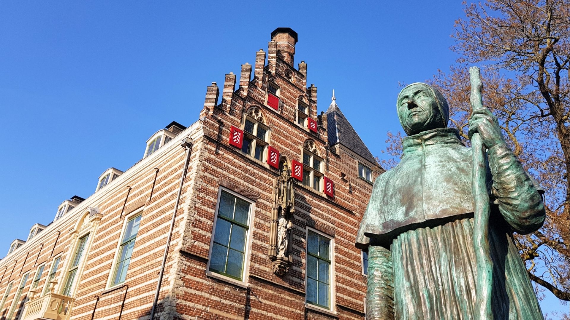 Paushuize en standbeeld van Paus Adrianus VI in Utrecht.